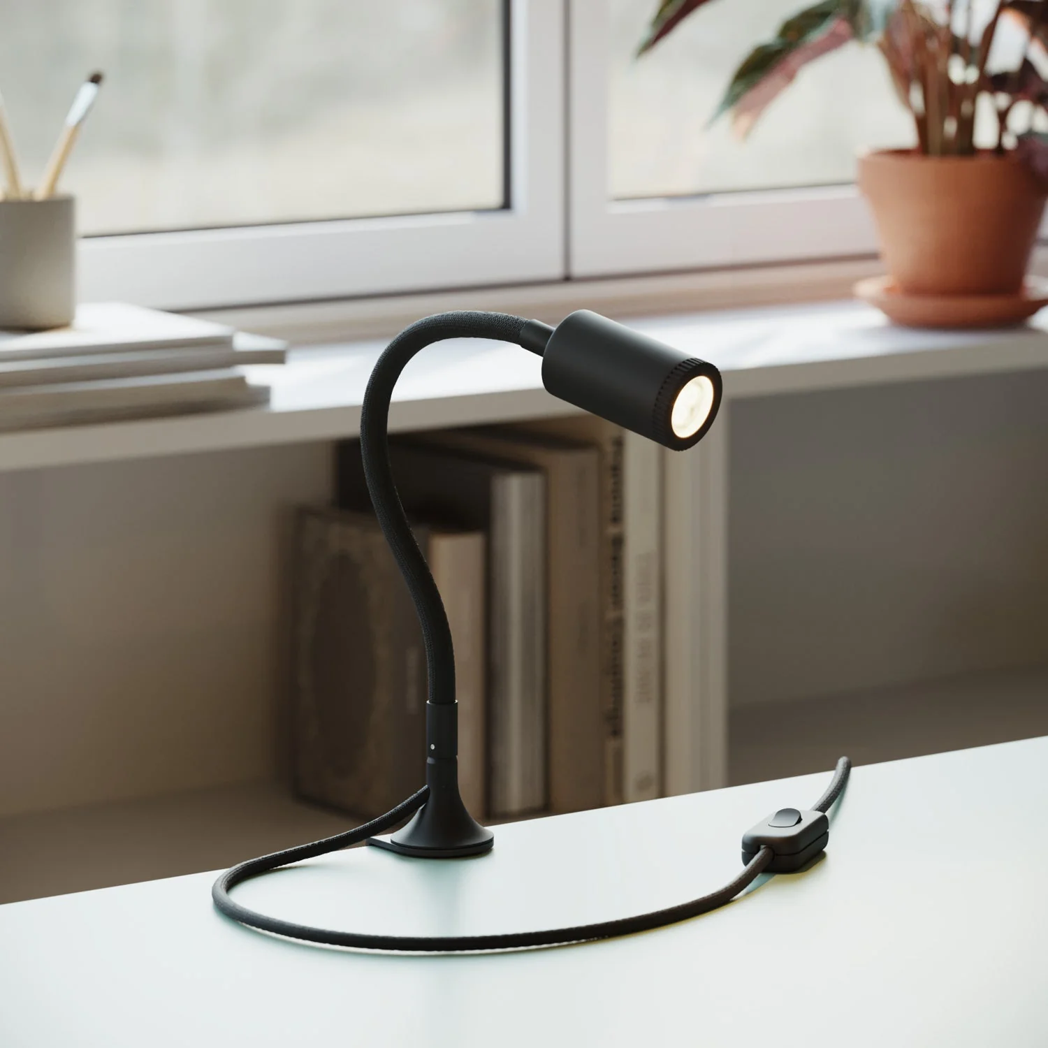 Adjustable MAG-Y spotlight with clamp and UK plug - Black - Image 2