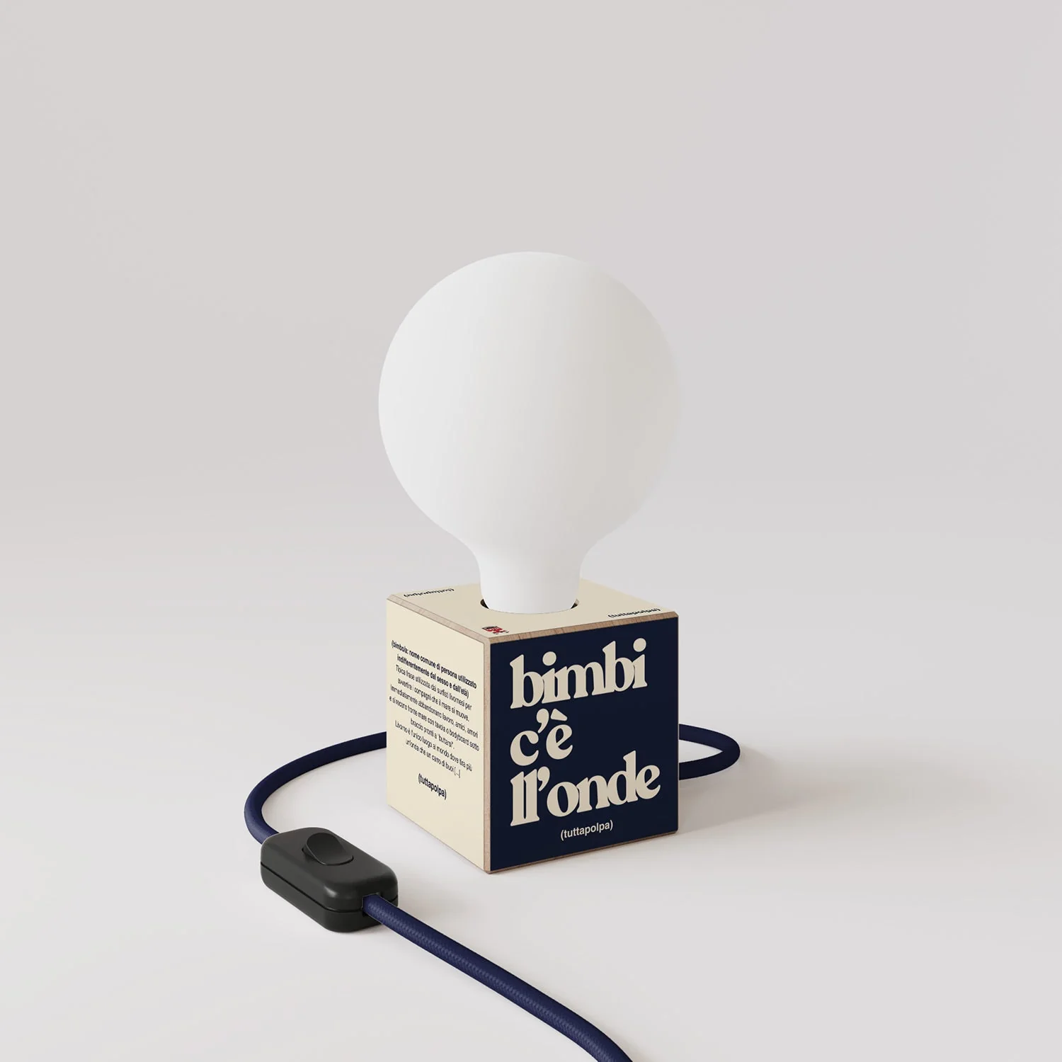 Cubetto table lamp with US plug, “Bimbi c’è l’onde” porcelain-effect globe bulb - Tuttapolpa - Image 3