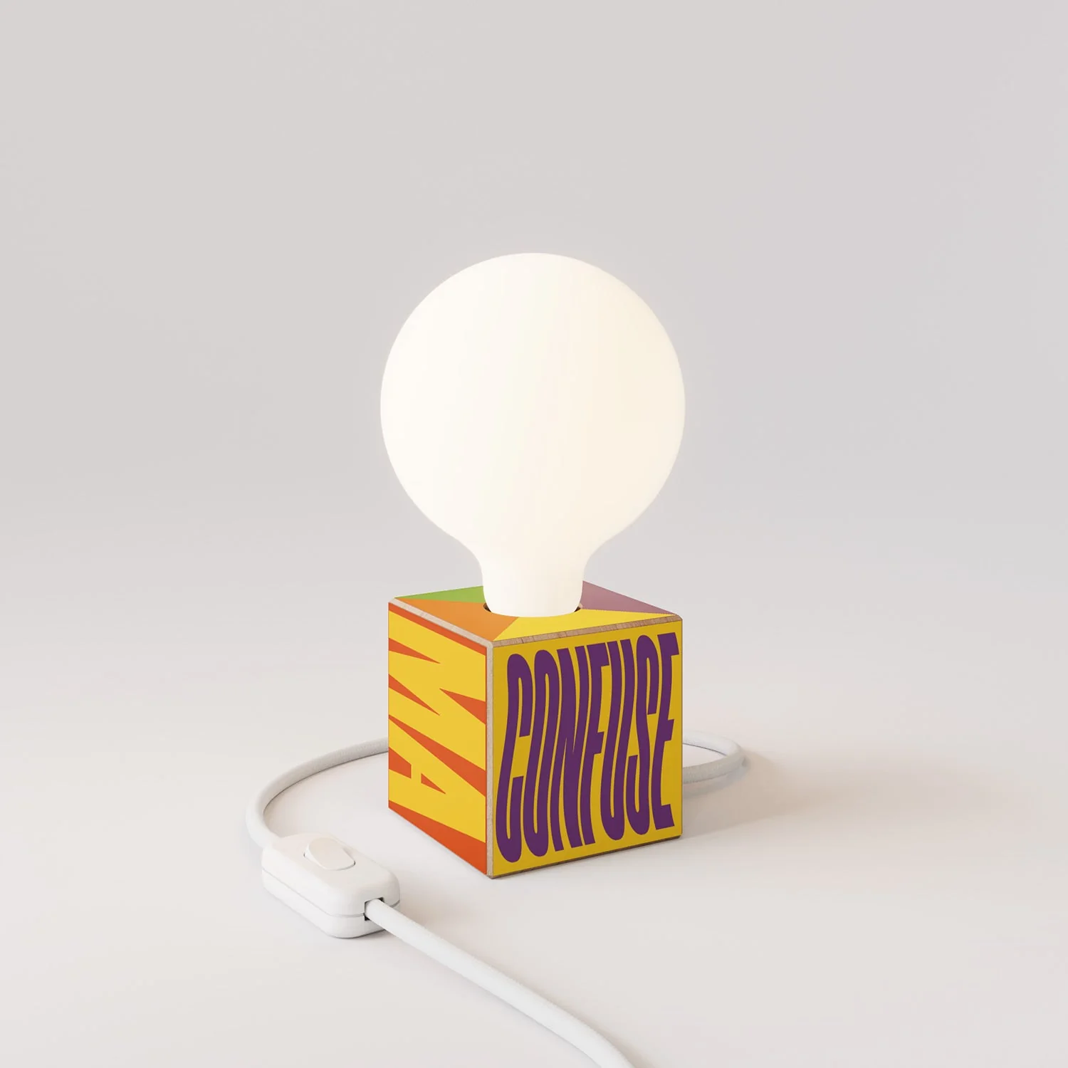 Cubetto table lamp with US plug, “Poche idee ma confuse” porcelain-effect globe bulb - Santomanifesto