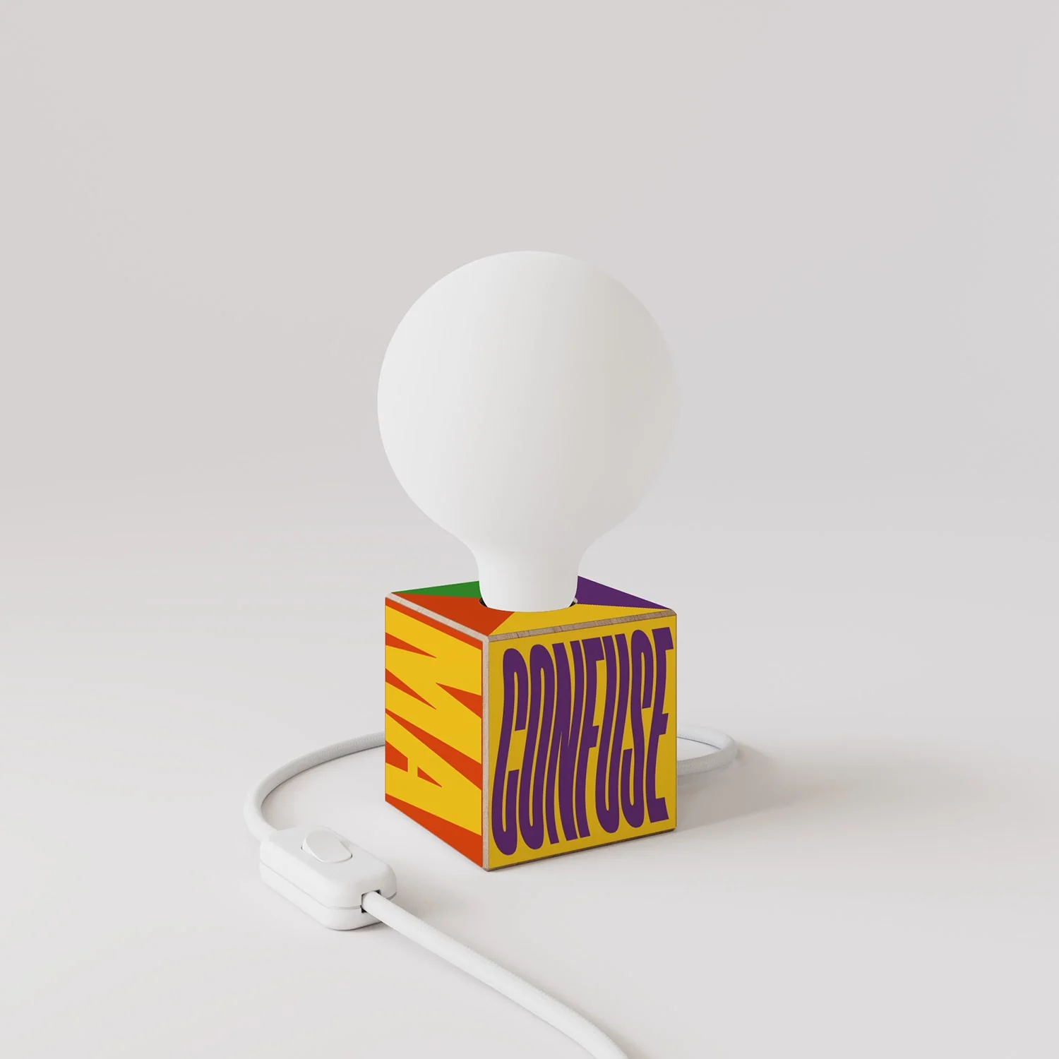 Cubetto table lamp with US plug, “Poche idee ma confuse” porcelain-effect globe bulb - Santomanifesto - Image 3