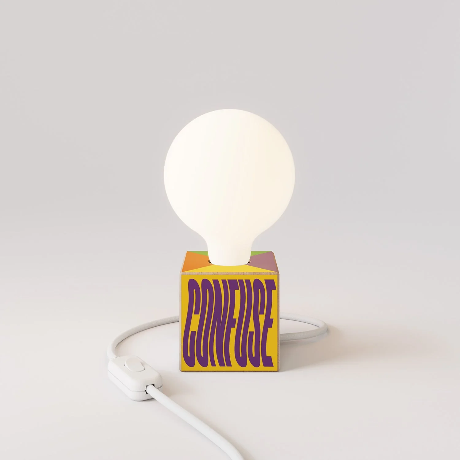 Cubetto table lamp with US plug, “Poche idee ma confuse” porcelain-effect globe bulb - Santomanifesto - Image 4