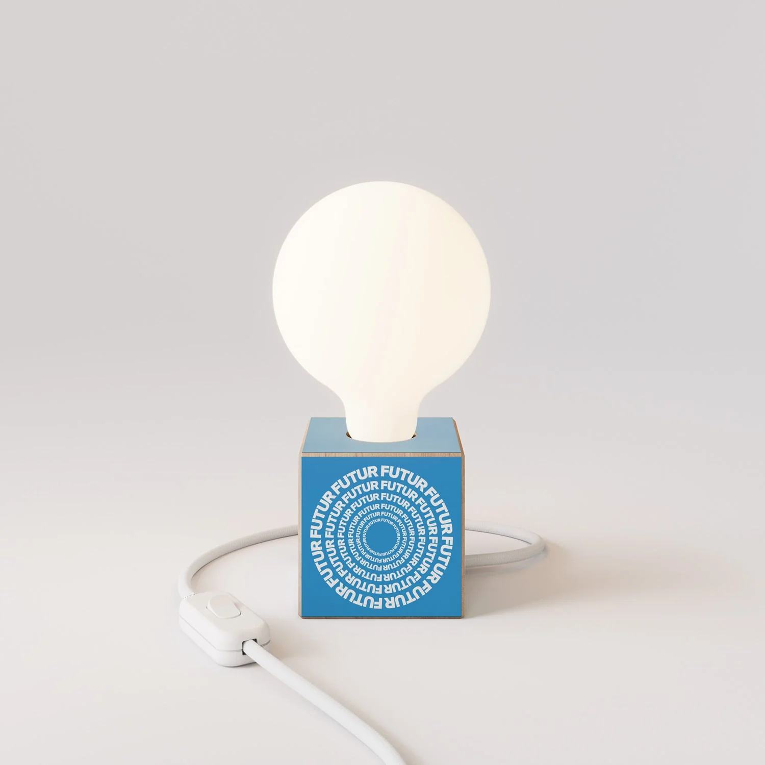 Cubetto table lamp with US plug, "Futur" porcelain effect globe bulb - Futur festival - Image 4