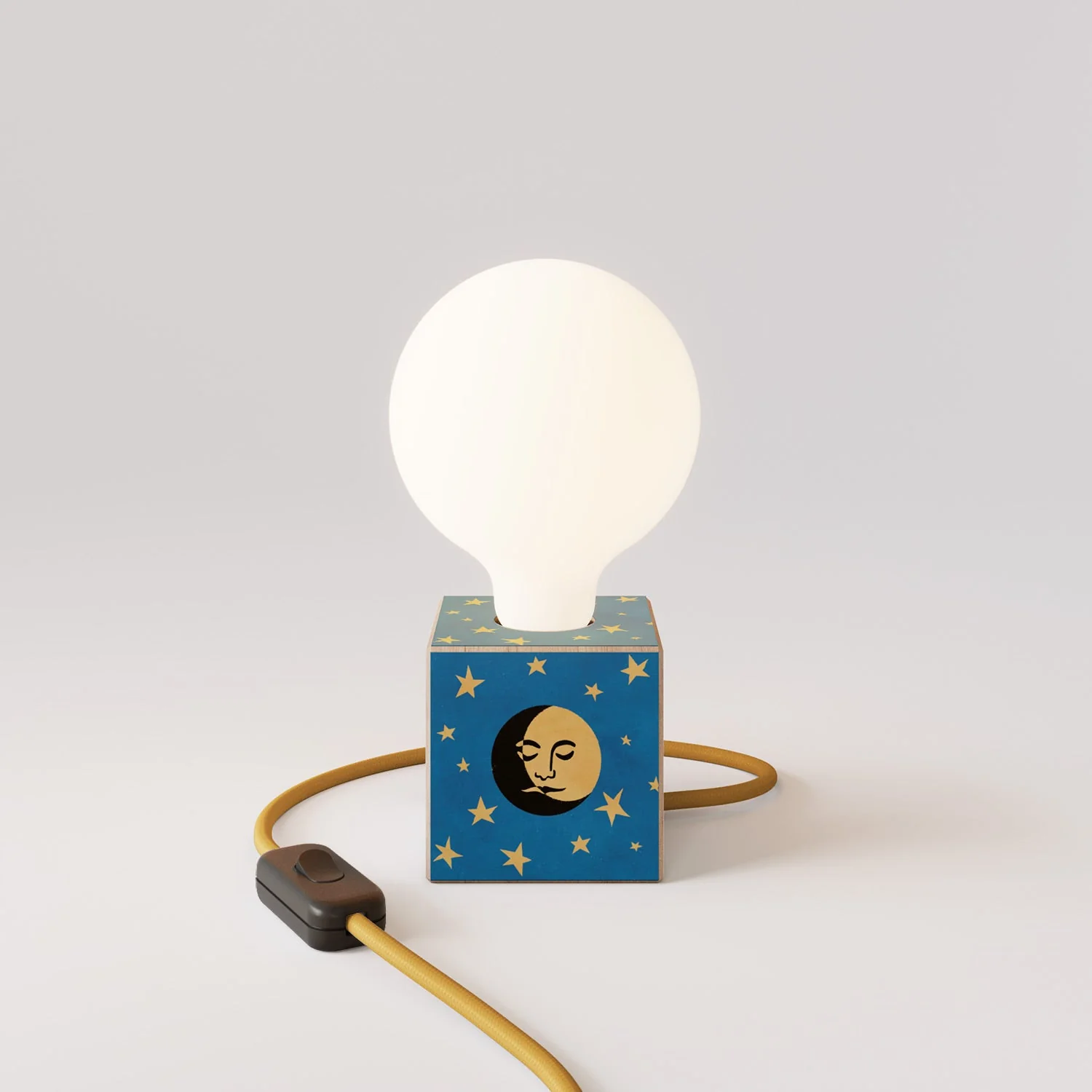 Cubetto table lamp with US plug, "La luna" porcelain effect globe bulb - Santomanifesto - Image 4