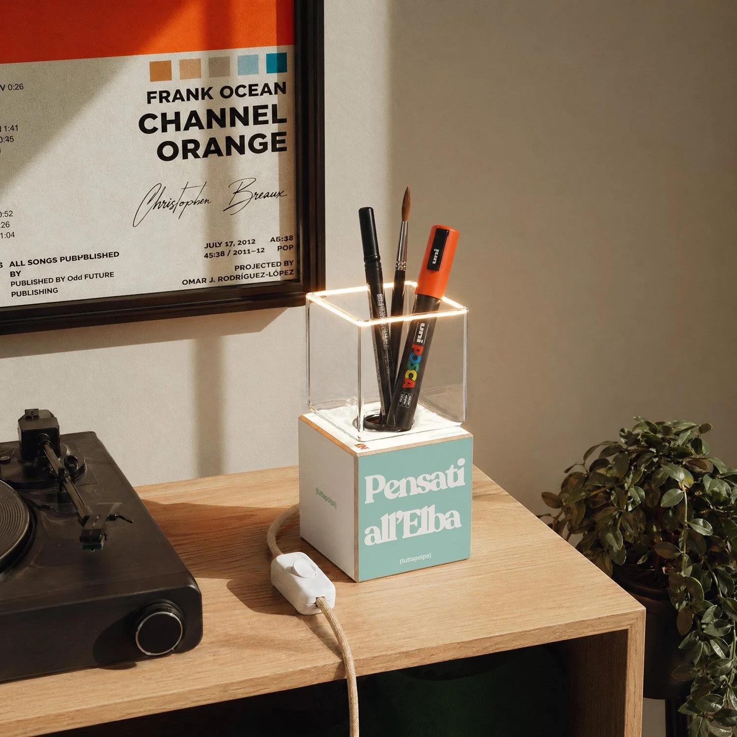 Cubetto table lamp with US plug, "Pensati all’Elba" Ghost bulb - Tuttapolpa - Image 3