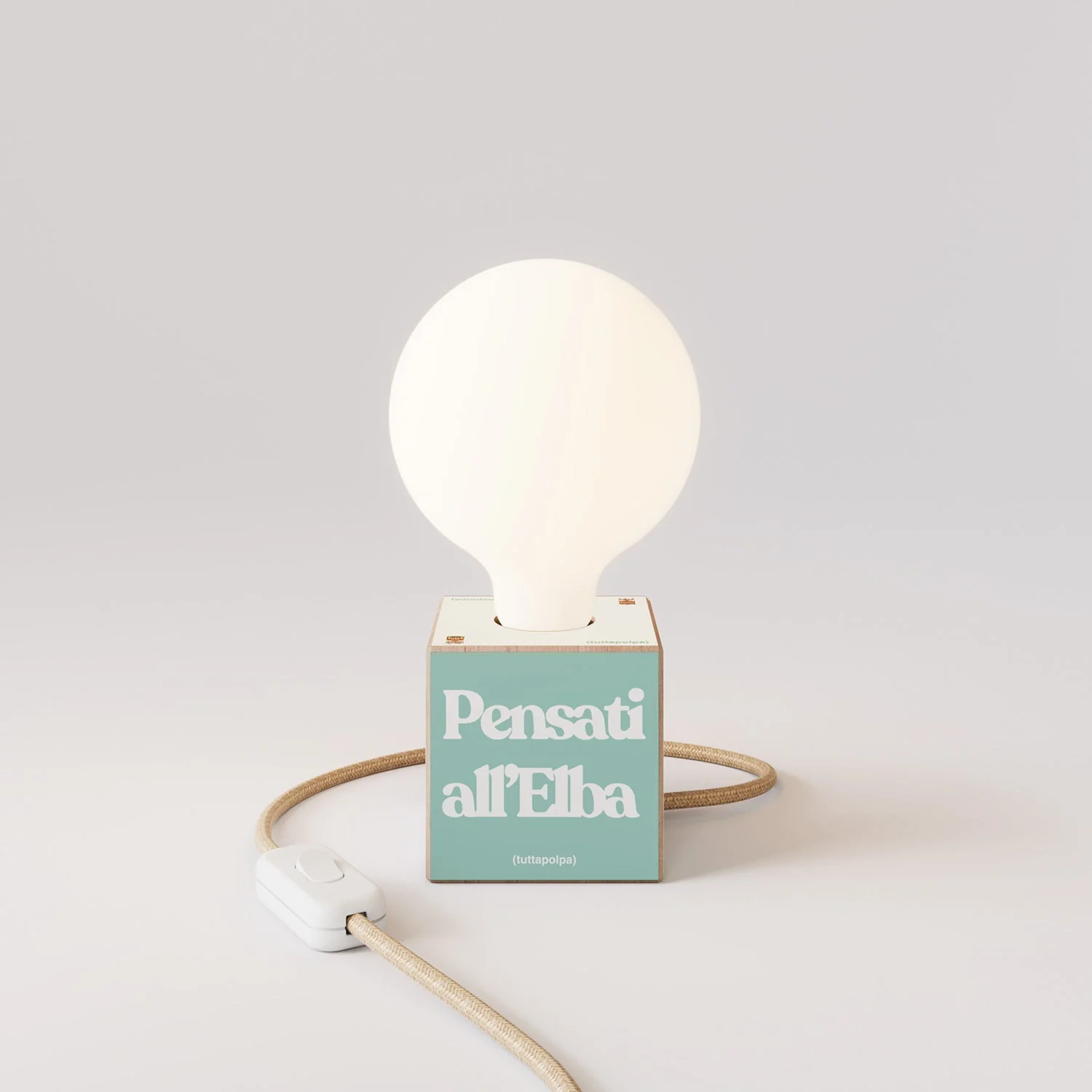 Cubetto table lamp with US plug, "Pensati all’Elba" porcelain-effect globe bulb - Tuttapolpa - Image 4