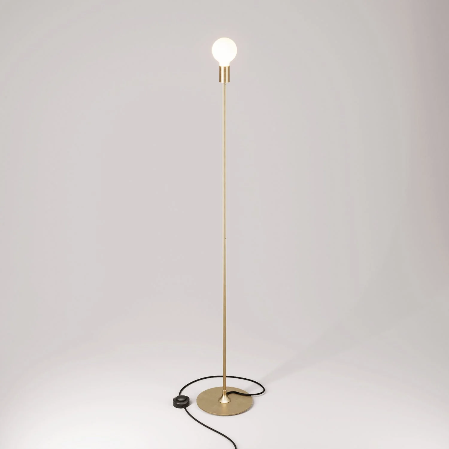 MAG-Y floor lamp with round metal base and UK plug - Satin bronze