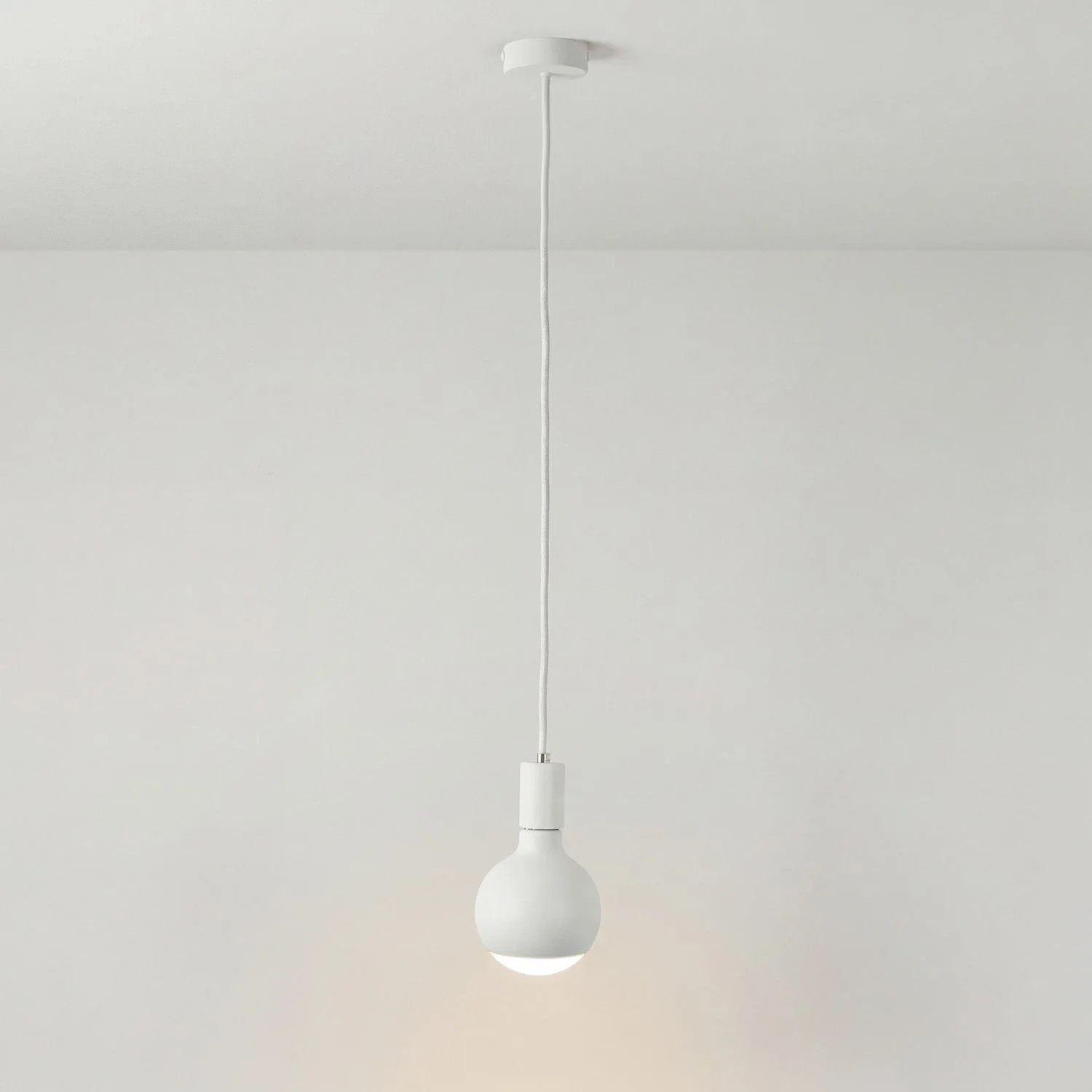 Filotto Metallico pendant lamp with Lucia light bulb - White