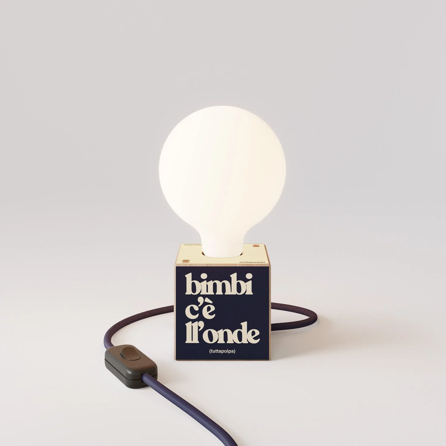 Cubetto table lamp “Bimbi c’è l’onde” with UK Plug and porcelain-effect globe Light bulb - Tuttapolpa - Image 4