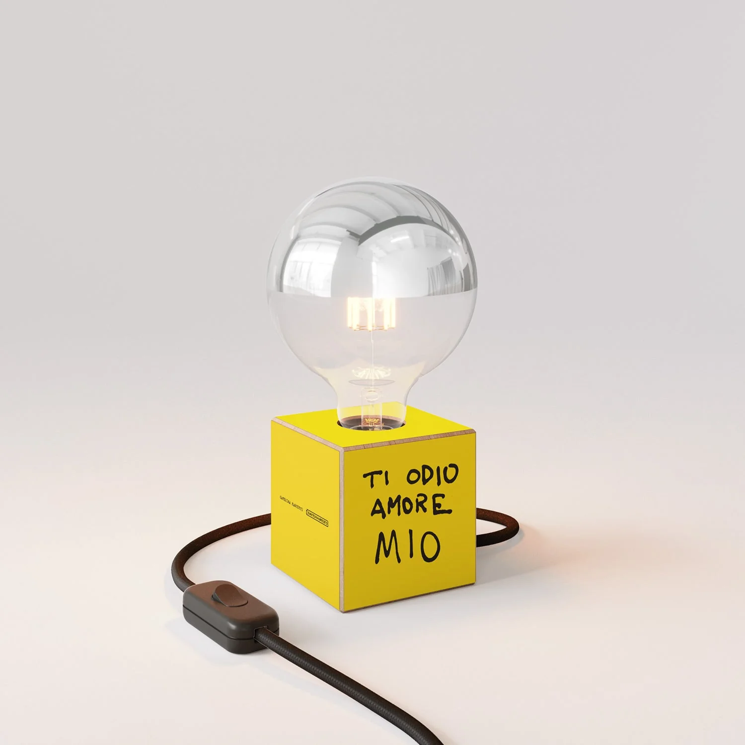 Cubetto table lamp "Ti odio amore mio" with UK plug and half-silver globe light bulb - Santomanifesto