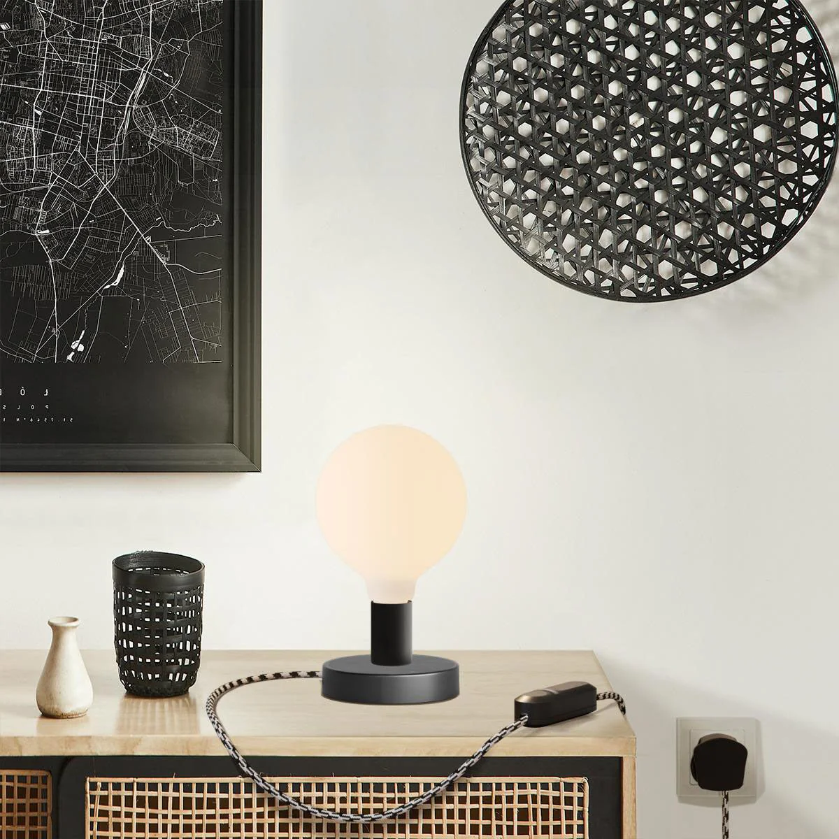 Posaluce Globe table lamp in metal with UK plug - Black - Image 6